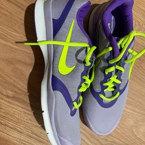 Nike sneakers 7.5